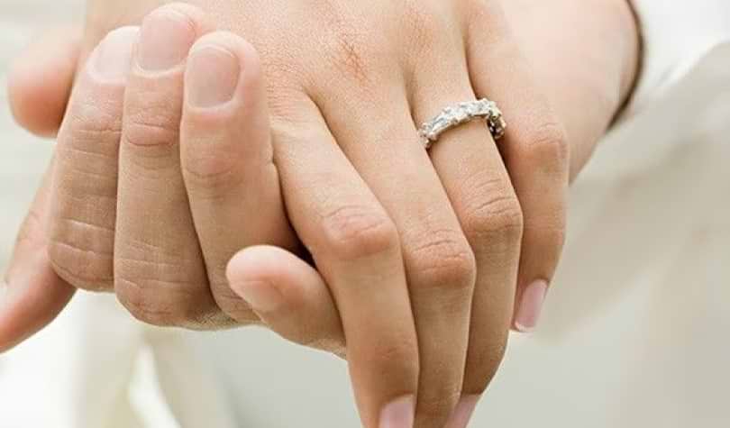 911 Engagement Ring Finger For Women Stock Photos, High-Res Pictures, and  Images - Getty Images