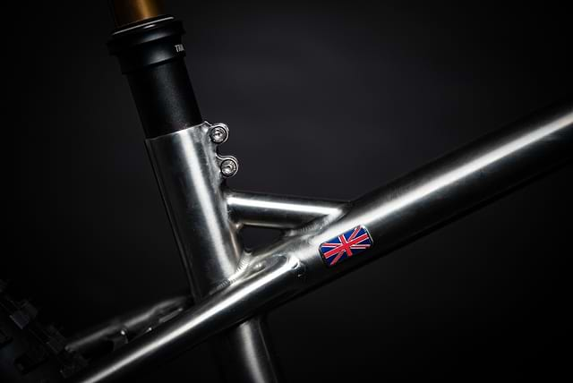 Titanium v carbon online bikes