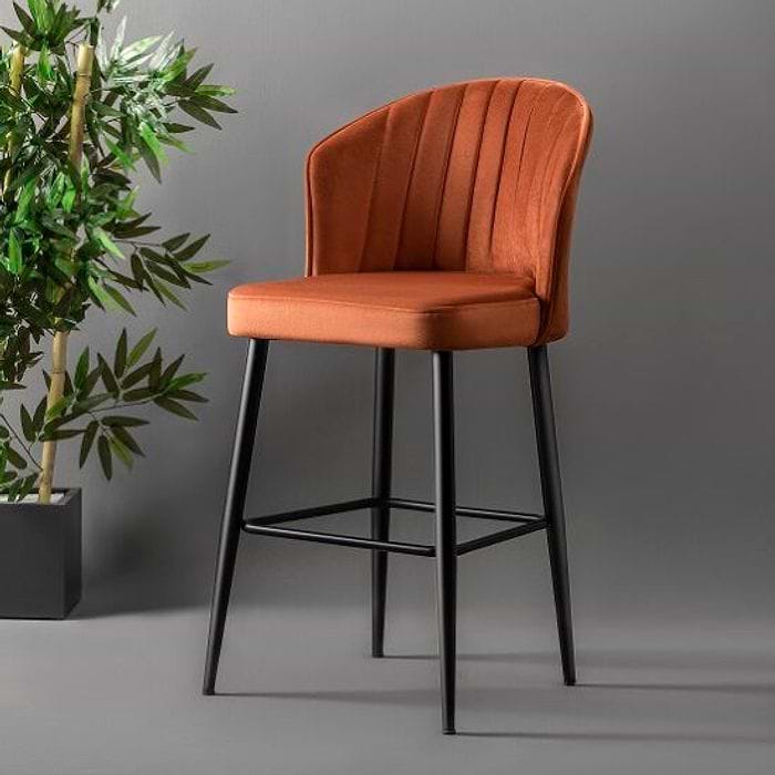 שני כיסאות בר מעוצבים עשוי עץ רגלי מתכת ובד רחיץ יוני בר חום דגם LEONARDO לאונרדו