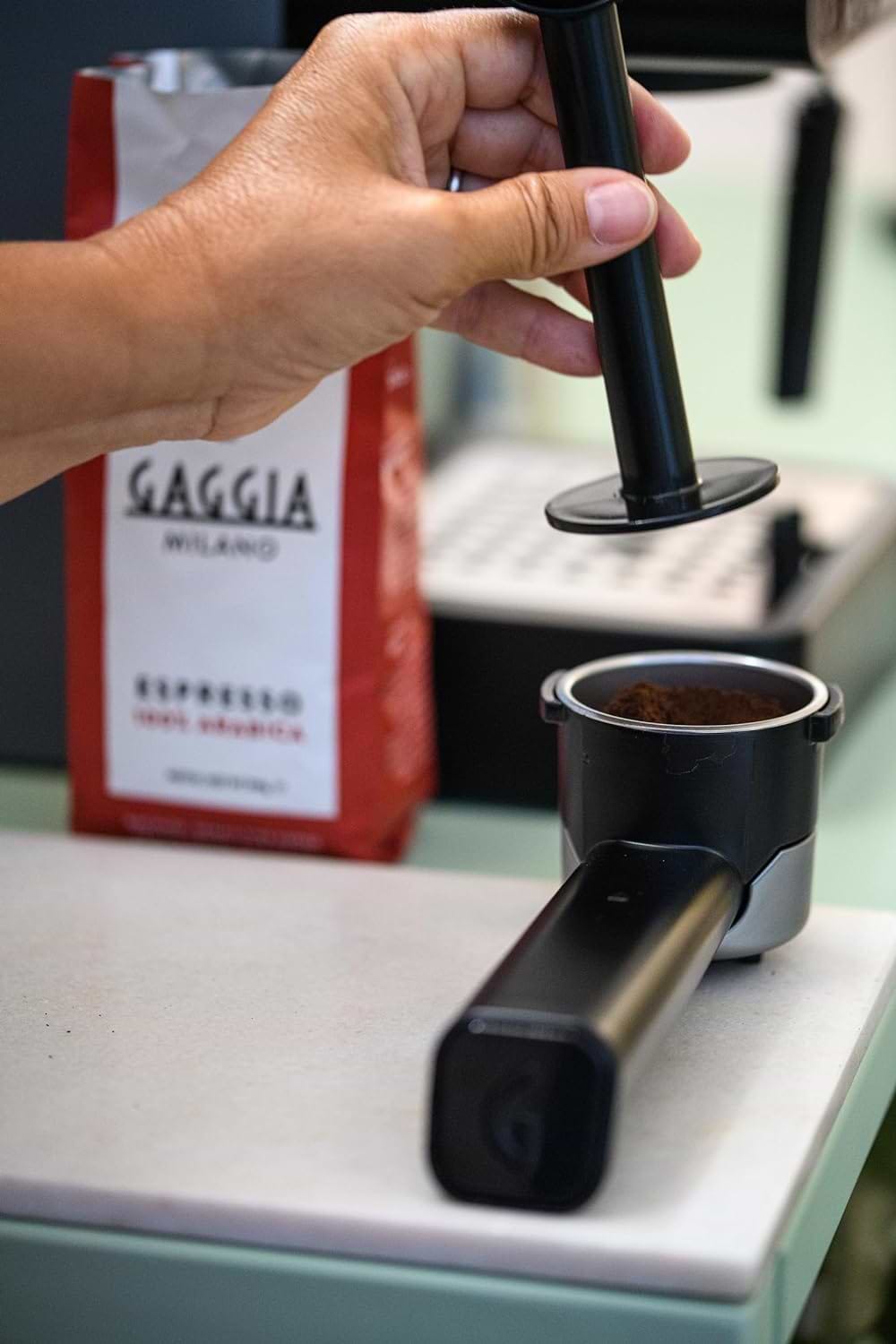 באנדל מכונת קפה ידנית עם בקר PID כולל מטחנת פולי קפה וקילו קפה Gaggia EG2109 - צבע כתום שנה אחריות ע