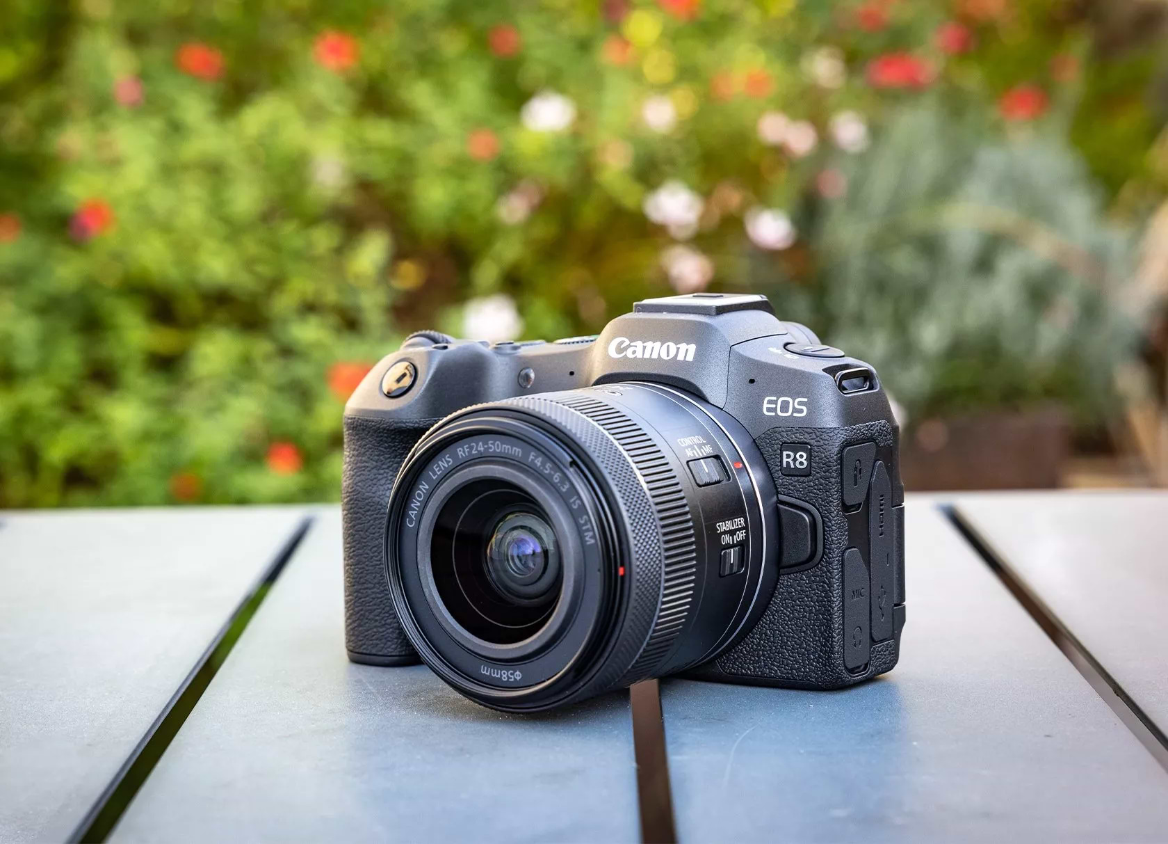 מצלמה דיגיטלית ללא מראה כולל עדשה Canon EOS R8 RF 24-50mm f/4.5-6.3 IS STM - צבע שחור שלוש שנות אחריות ע"י היבואן הרשמי