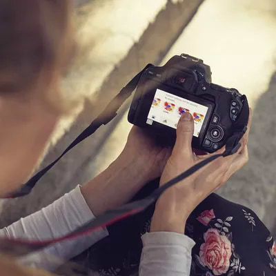 מצלמה רפלקס דיגיטלית כולל עדשה  Canon EOS 250D DSLR 24.1MP EF-S 18-55mm f/4-5.6 DC III - צבע שחור שלוש שנות אחריות ע"י יבואן הרשמי