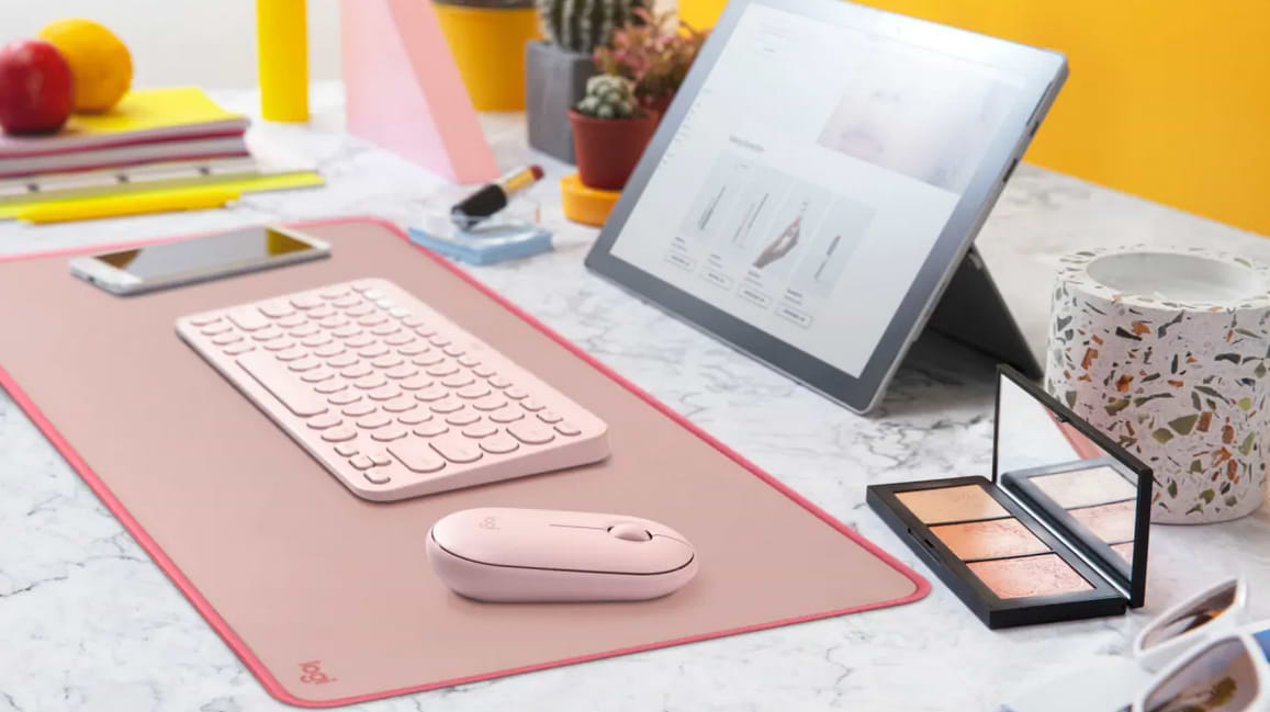 משטח לעכבר Logitech Desk Mat - Studio Series - צבע סגול שנתיים אחריות ע"י היבואן הרשמי