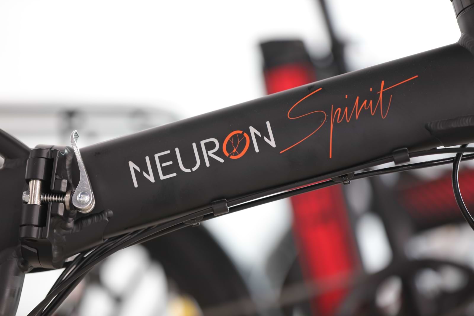  אופניים חשמליים Neuron Spirit - צבע שחור עם ג'אנטים לבנים שנה אחריות ע"י היבואן הרשמי