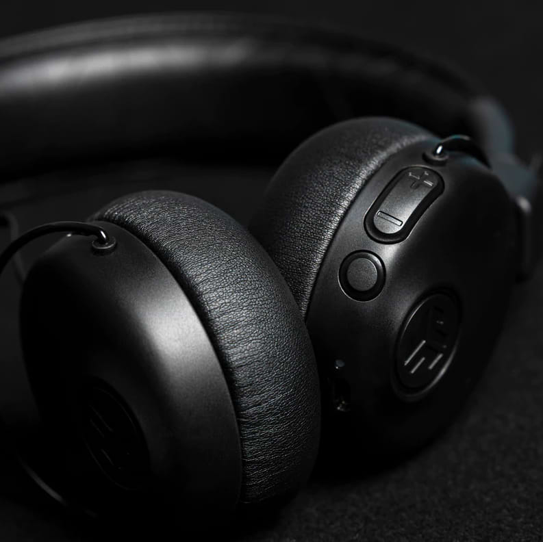 אוזניות אלחוטיות Jlab Stuido ANC Wireless - צבע שחור שנתיים אחריות ע"י היבואן הרשמי