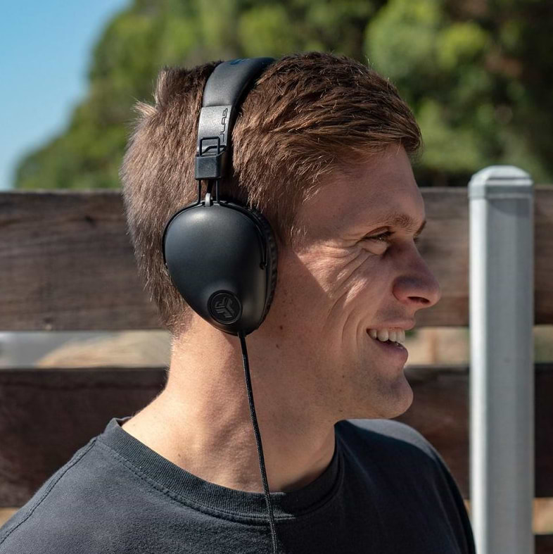 אוזניות חוטיות Jlab Studio Pro Wired - צבע שחור שנתיים אחריות ע"י היבואן הרשמי