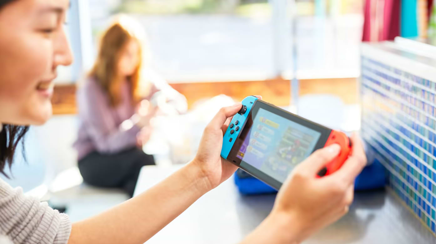 קונסולות משחק Nintendo Switch V2 32GB עם ג'וי-קון כחול ואדום - שנה אחריות ע"י היבואן הרשמי