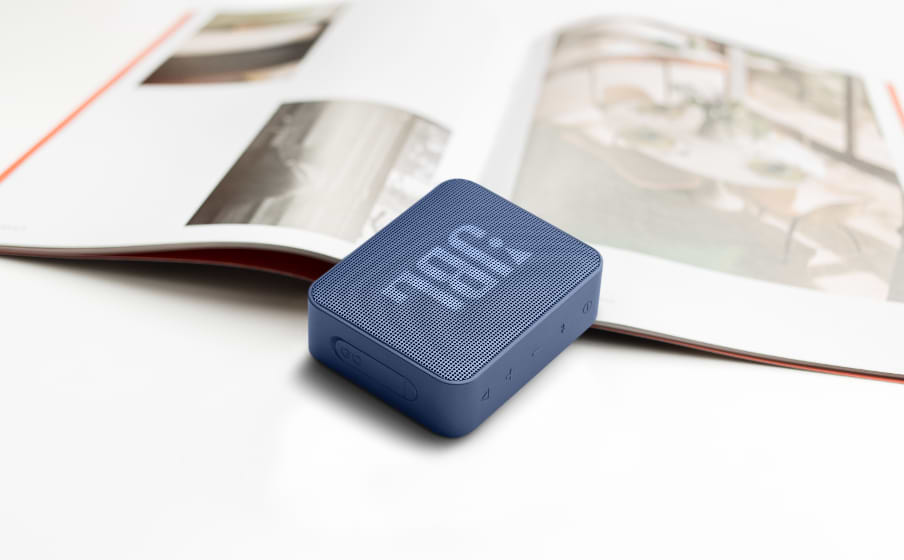 רמקול נייד עמיד למים JBL Go Essential - צבע כחול שנה אחריות ע"י היבואן הרשמי