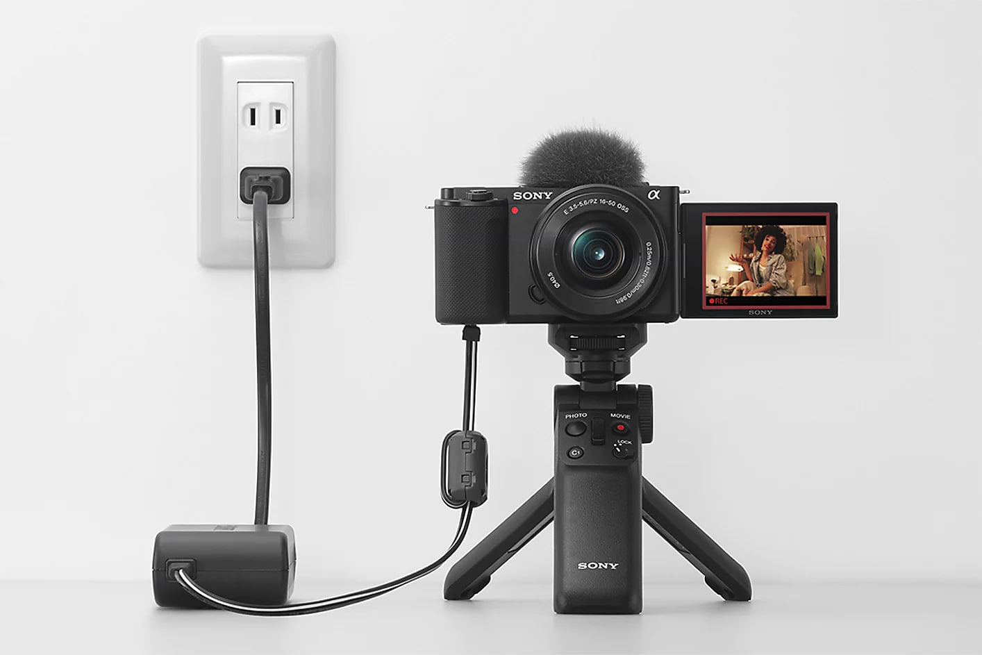 מצלמה דיגיטלית ללא מראה כולל עדשה Sony ZV-E10 E PZ 16-50mm f/3.5-5.6 OSS - צבע שחור שלוש שנות אחריות ע"י היבואן הרשמי