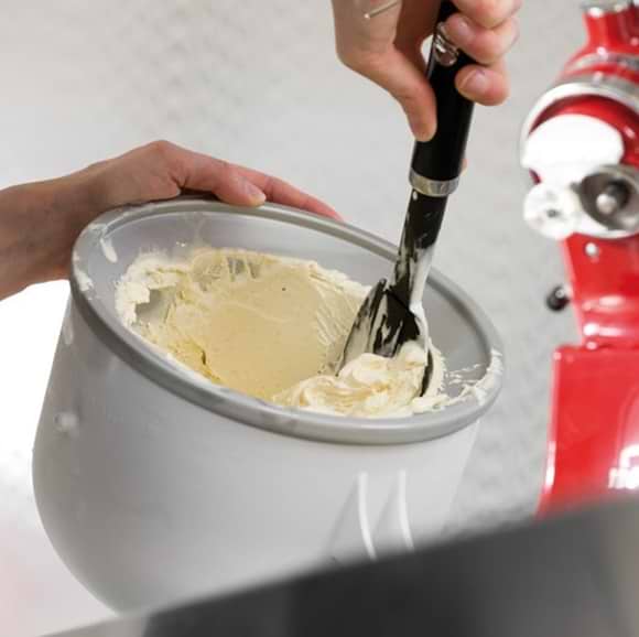 מכין גלידה קיצ'נאייד.