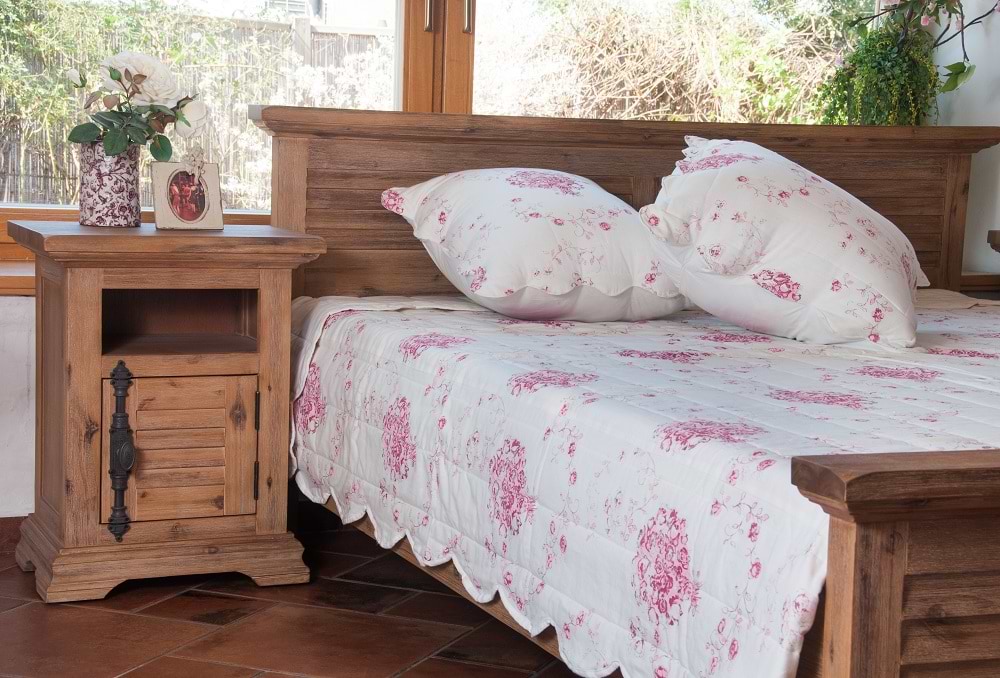 מיטה זוגית בסגנון כפרי מעץ מלא מקולקציית נורמנדי Country Chic Woodnet 140X190