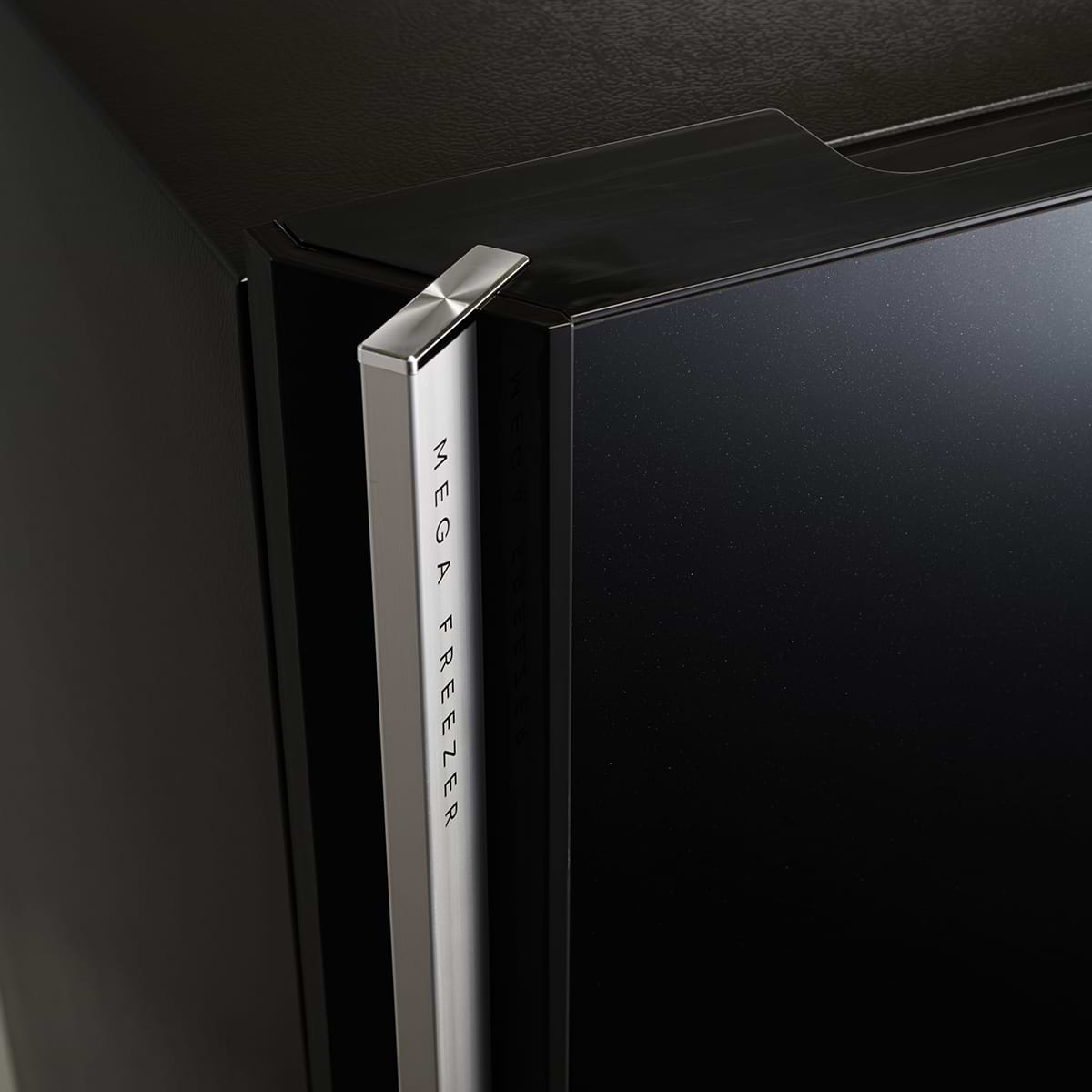 מקרר מקפיא עליון  זכוכית שחורה  דגם SHARP 4650 - התקן שבת מובנה - ראלקו יבואן רשמי