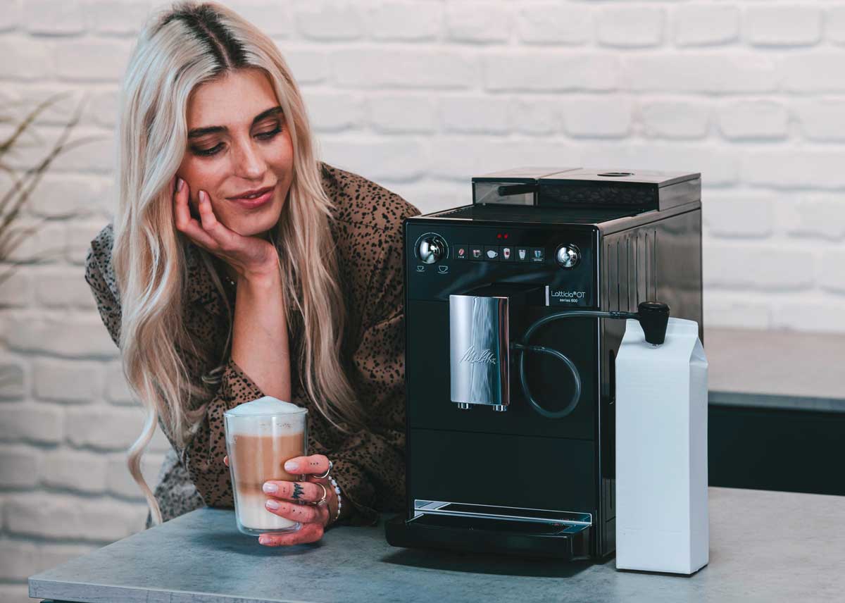 מכונת קפה אוטומטית למגוון משקאות בלחיצת כפתור Melitta Latticia - כסוף שנה אחריות ע"י קדמה לקפה היבואן הרשמי 