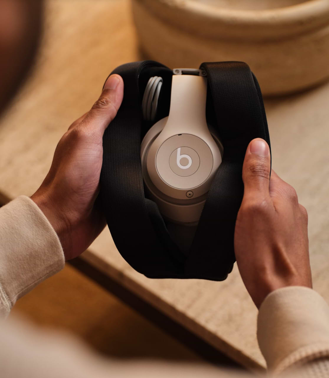 Beats Studio Pro אוזניות קשת אלחוטיות  בצבע אבן חול - שנה אחריות ע״י יבואן רשמי 