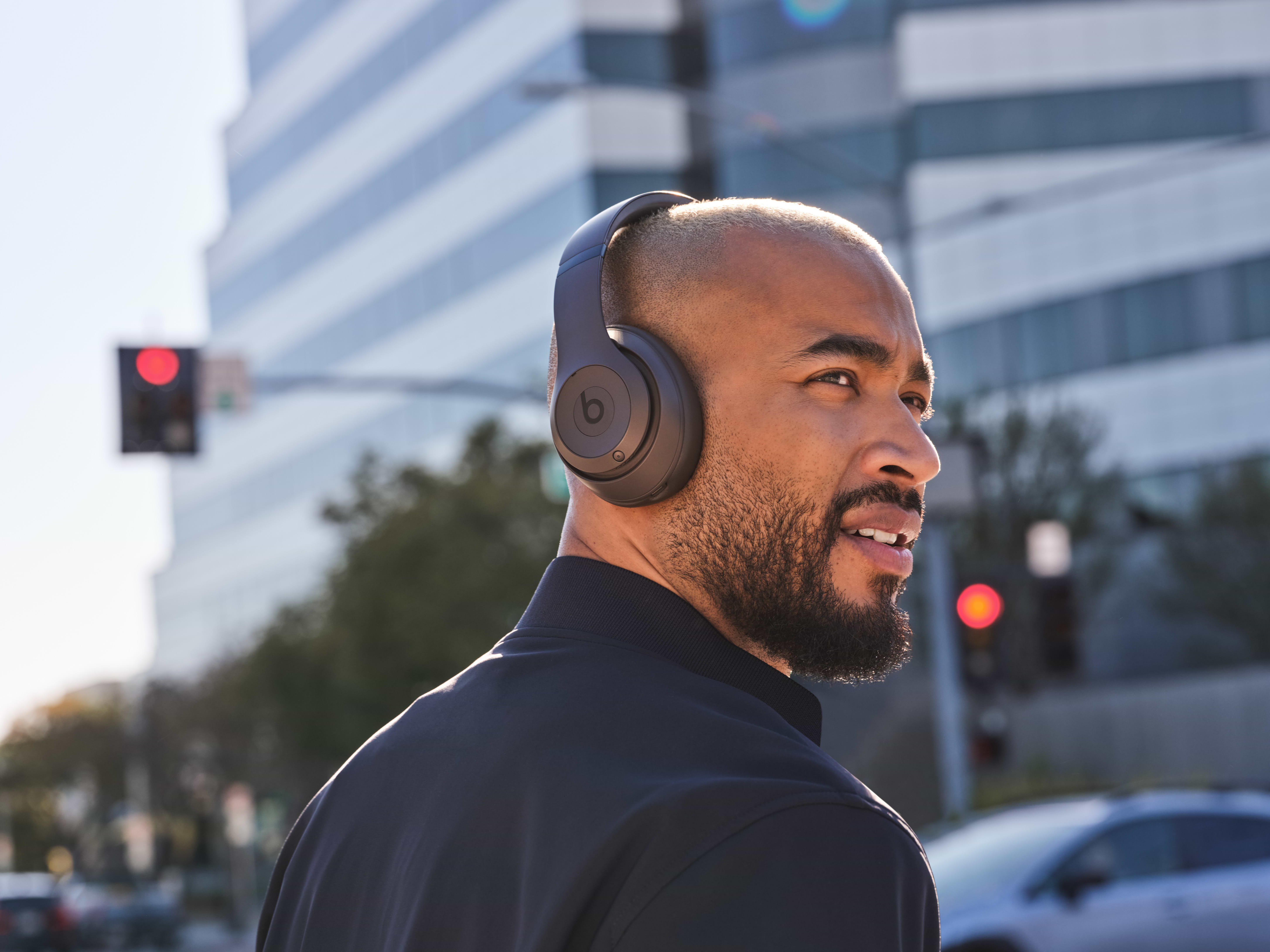 Beats Studio Pro אוזניות קשת אלחוטיות  בצבע אבן חול - שנה אחריות ע״י יבואן רשמי 