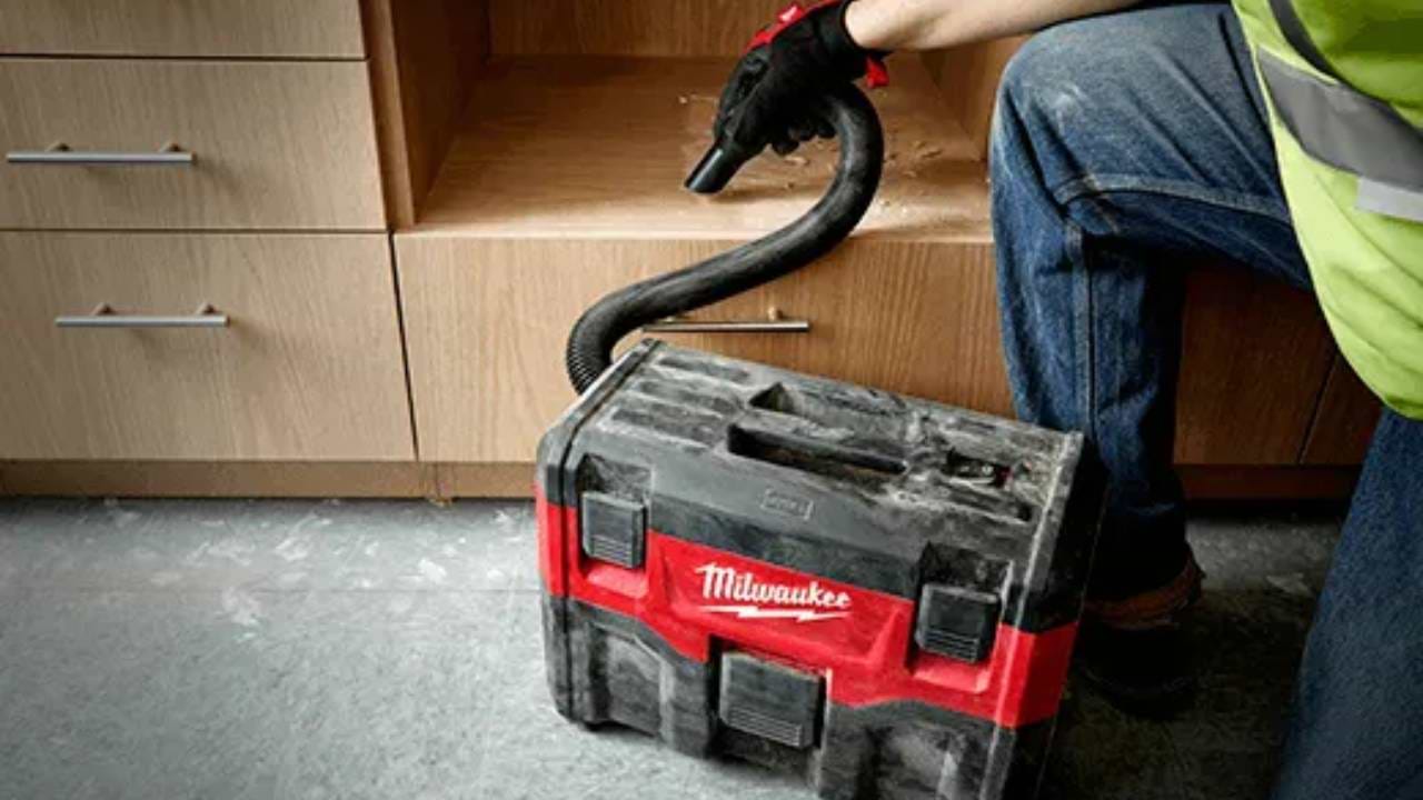 שואב אבק יבש רטוב  18V עם 2 סוללות 5AH ומטען 0880-22 / M18 VC2  MILWAUKEE