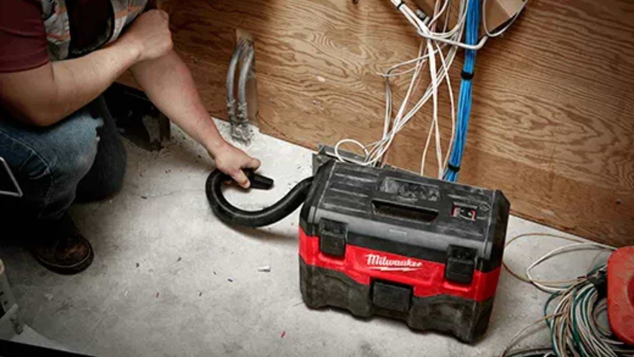 שואב אבק יבש רטוב  18V עם 2 סוללות 5AH ומטען 0880-22 / M18 VC2  MILWAUKEE