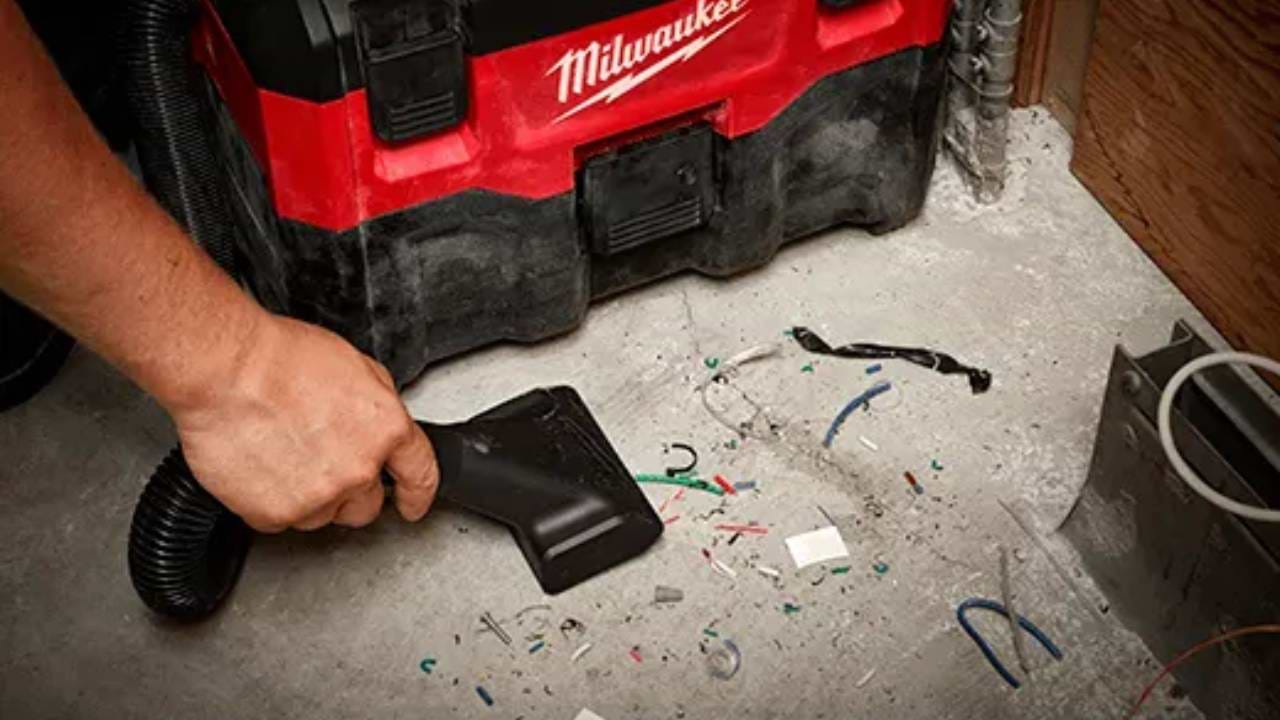 שואב אבק יבש רטוב  18V עם 2 סוללות 5AH ומטען 0880-22 / M18 VC2  MILWAUKEE
