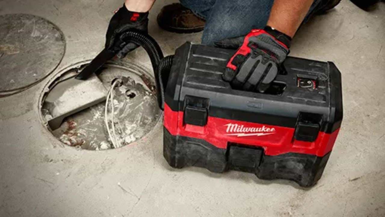 שואב אבק יבש רטוב  18V עם 2 סוללות 5AH ומטען 0880-22 / M18 VC2  MILWAUKEE