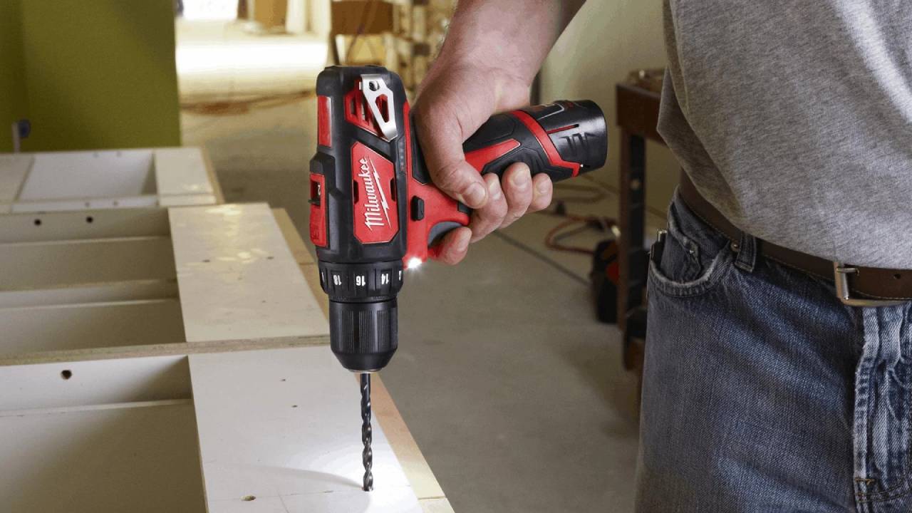 סט 4 חלקים 12V עם 2 סוללות 2AH ומטען 2498-24 / M12 SET  MILWAUKEE