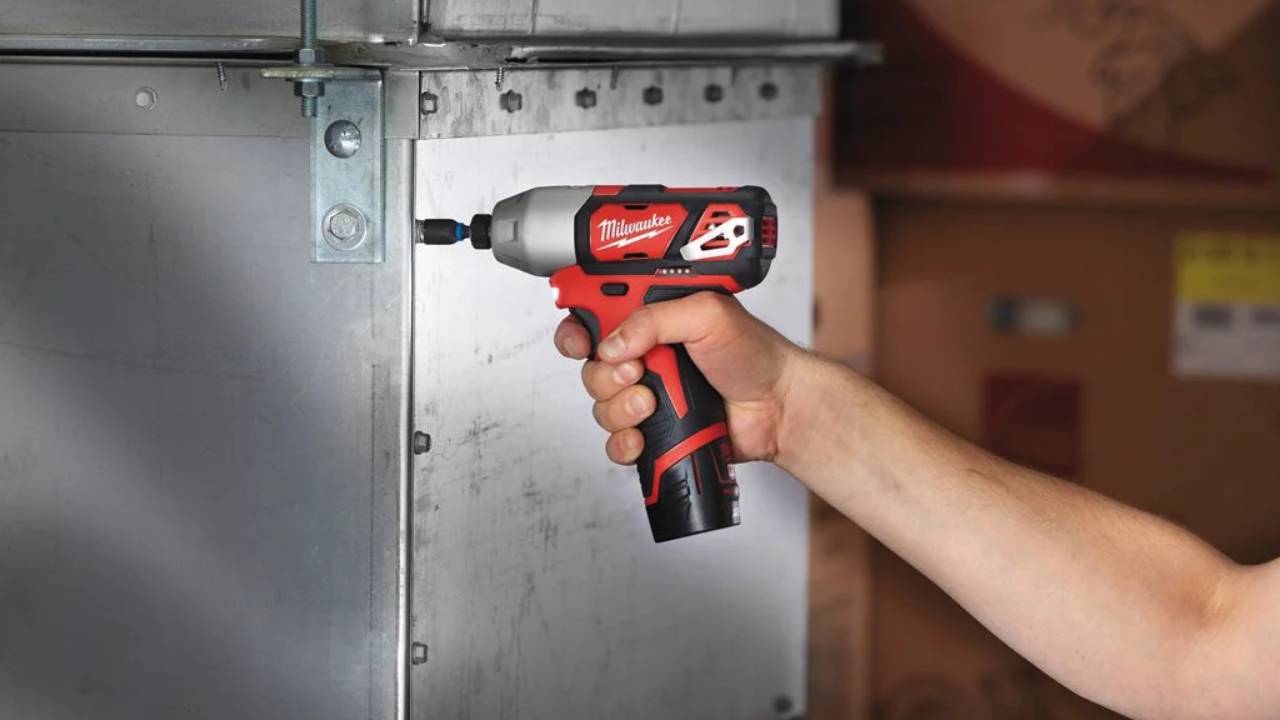 סט מברגות 12V עם 2 סוללות 1.5AH ומטען 2494-22  MILWAUKEE