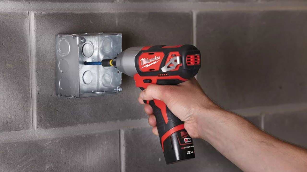 סט 4 חלקים 12V עם 2 סוללות 2AH ומטען 2498-24 / M12 SET  MILWAUKEE