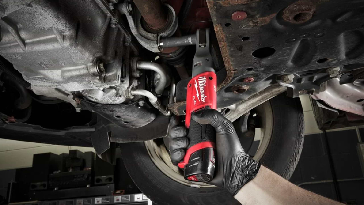 ראצ'ט 3/8" 12V FUEL עם 75NM עם סוללה 2AH ומטען 2557-21 / M12 FIR38 MILWAUKEE