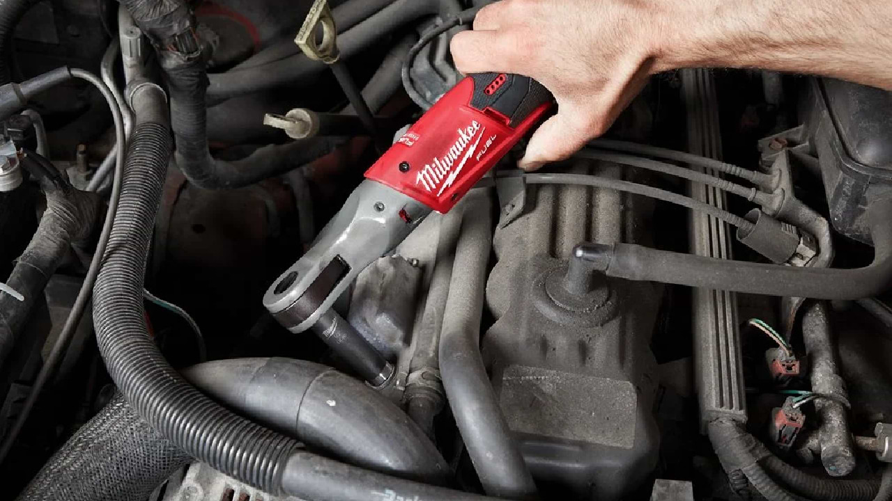 ראצ'ט 1/2" 12V FUEL בראשלס 81NM עם 2 סוללות 2AH ומטען  2558-22 / M12 FIR12 MILWAUKEE