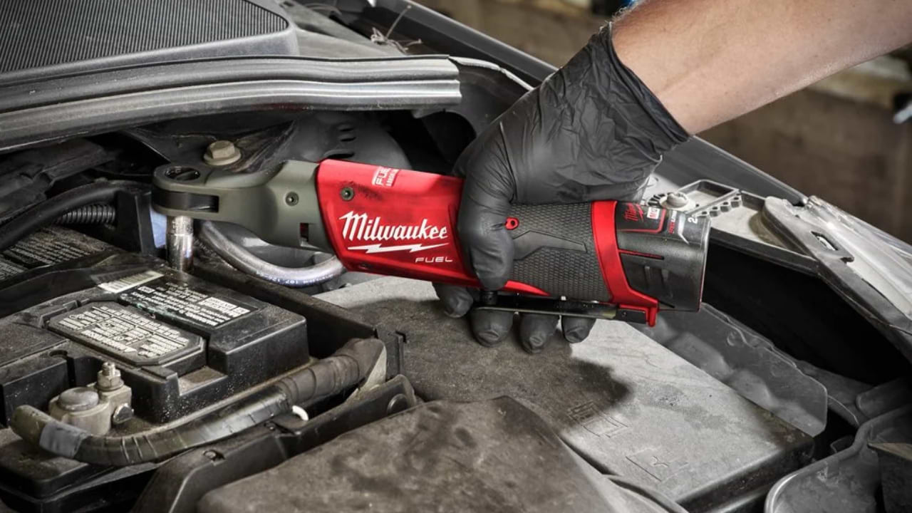 ראצ'ט 1/2" 12V FUEL בראשלס 81NM עם 2 סוללות 2AH ומטען  2558-22 / M12 FIR12 MILWAUKEE
