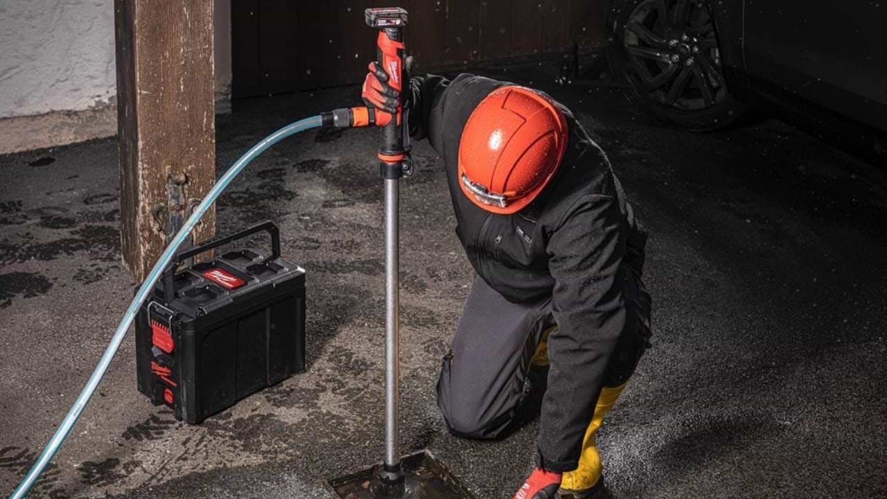משאבת מים נטענת 12V קצב שאיבה של 34 ליטר בדקה 2579-20 / M12 BSWP  MILWAUKEE-גוף בלבד 