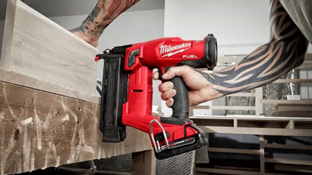 אקדח מסמרים ישר בראשלס 18V  Milwaukee 2746-20 / M18 FN18GS FUEL REDLITHIUM-ION BRUSHLESS – גוף בלבד