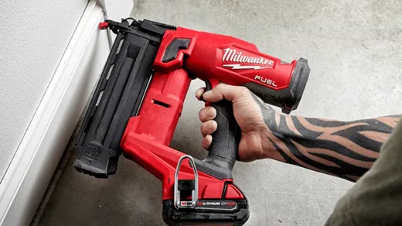 אקדח מסמרים ישר בראשלס 18V  Milwaukee 2746-20 / M18 FN18GS FUEL REDLITHIUM-ION BRUSHLESS – גוף בלבד