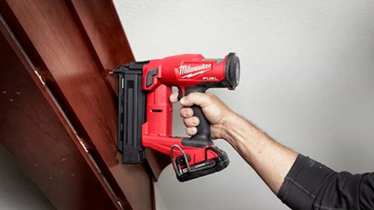 אקדח מסמרים ישר בראשלס 18V  Milwaukee 2746-20 / M18 FN18GS FUEL REDLITHIUM-ION BRUSHLESS – גוף בלבד