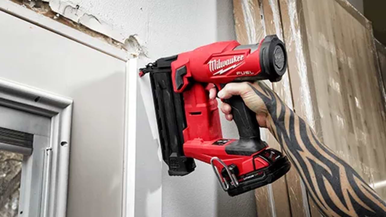 אקדח מסמרים ישר בראשלס 18V  Milwaukee 2746-20 / M18 FN18GS FUEL REDLITHIUM-ION BRUSHLESS – גוף בלבד