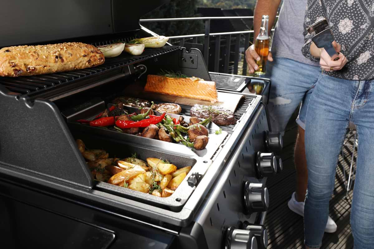 גריל גז 4 מבערים Broil King Crown 490 עם כירת צד ושיפוד 64,000 BTU + מתנה!