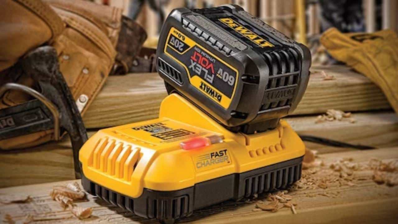 קומפרסור FLEX 54/60V כולל סוללה 6 FLEX ומטען דגם  DCC2560P1-6AH-FLEX DeWALT-