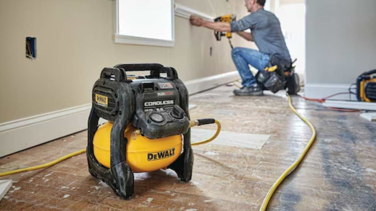 קומפרסור FLEX 54/60V כולל סוללה 6 FLEX ומטען דגם  DCC2560P1-6AH-FLEX DeWALT