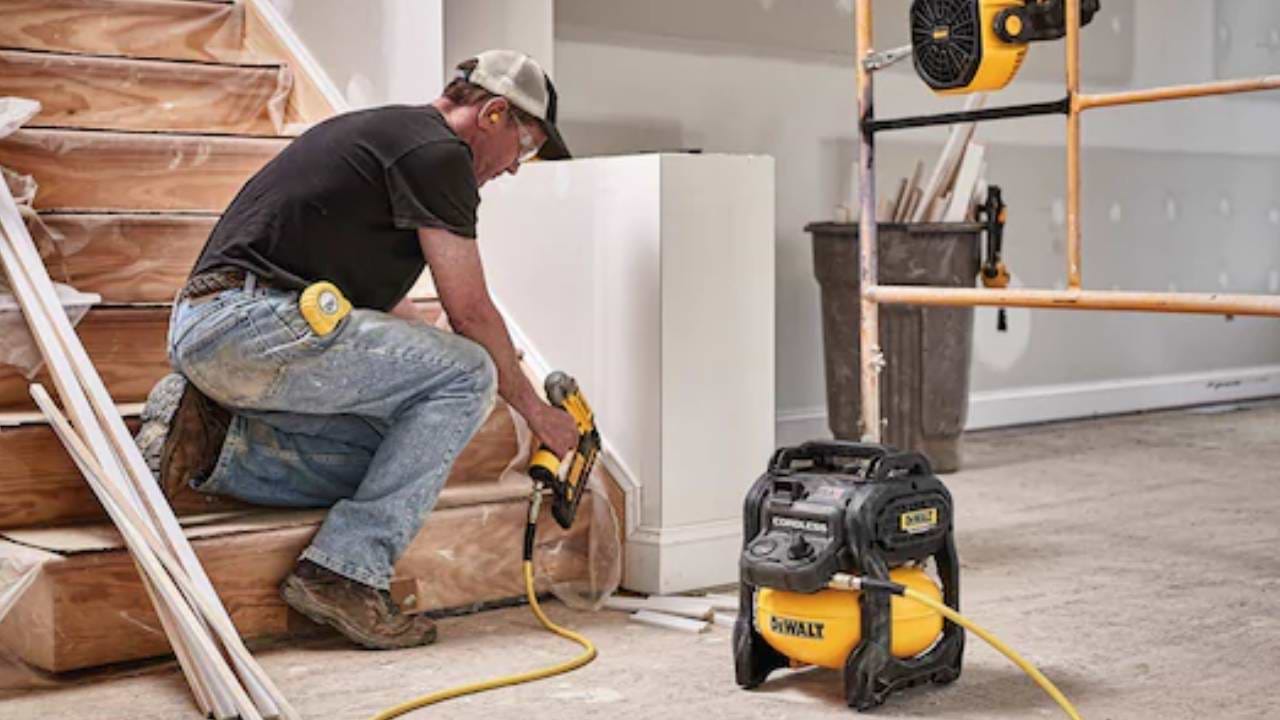 קומפרסור FLEX 54/60V כולל סוללה 6 FLEX ומטען דגם  DCC2560P1-6AH-FLEX DeWALT-