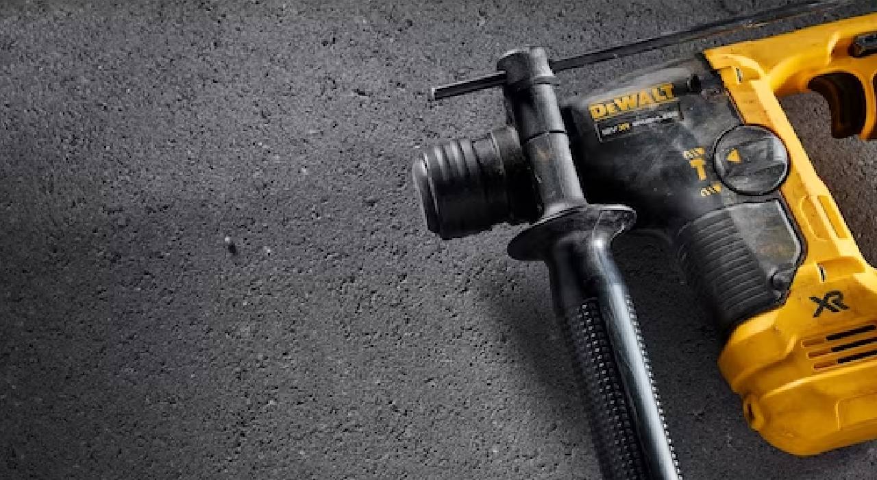 פטישון 12V בראשלס עם 2 מצבי עבודה DCH072N/DCH072B DeWALT -גוף בלבד