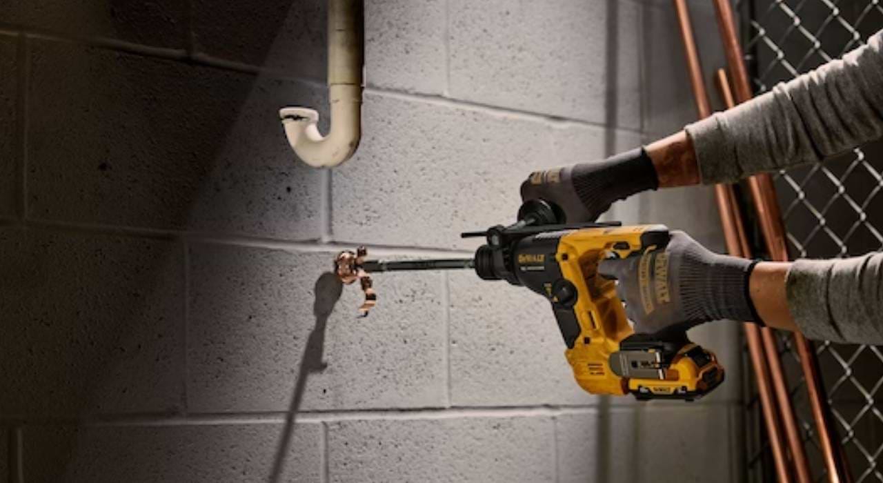 פטישון 12V בראשלס עם 2 מצבי עבודה DCH072N/DCH072B DeWALT -גוף בלבד
