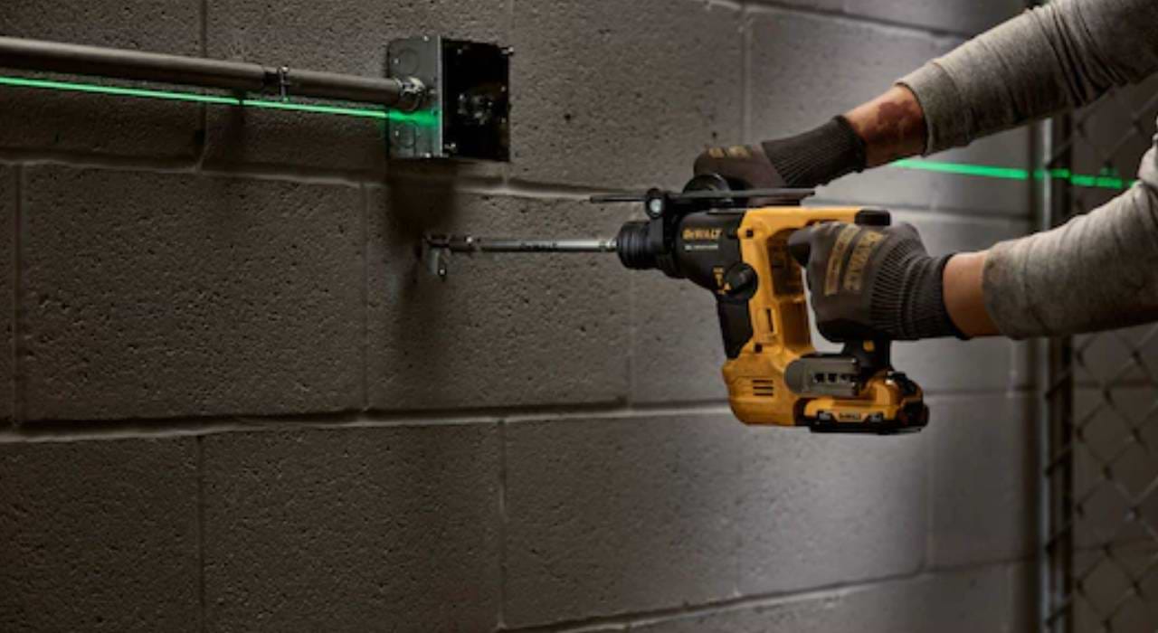 פטישון 12V בראשלס עם 2 מצבי עבודה DCH072N/DCH072B DeWALT -גוף בלבד