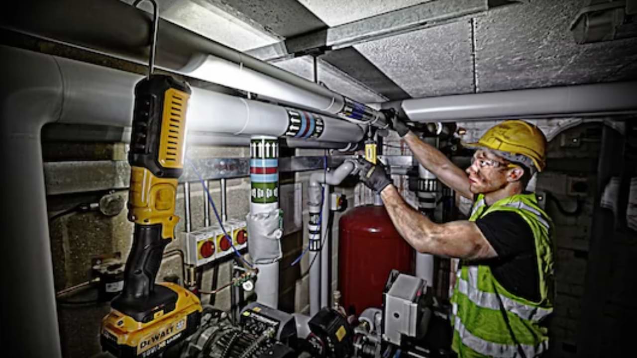 פנס לד מתכוונן 18/20V - גוף בלבד DCL050N DeWALT
