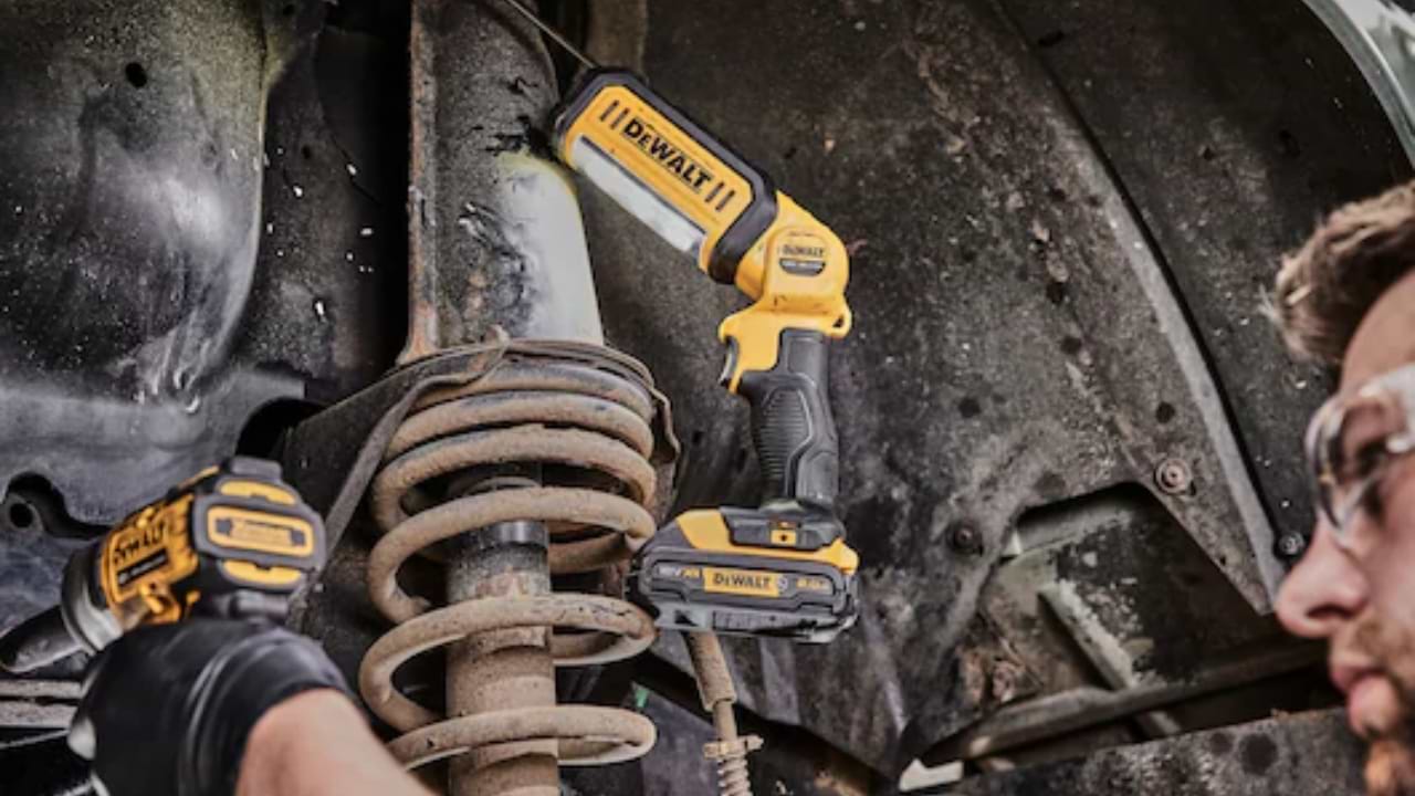 פנס לד מתכוונן 18/20V - גוף בלבד DCL050N DeWALT