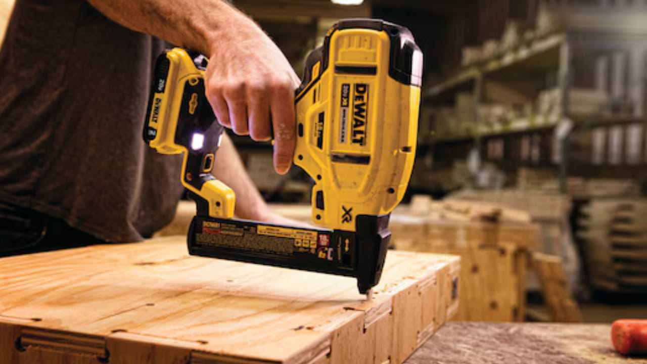אקדח סיכות נטען 18/20 בראשלס שני ראשים  DCN681N/DCN681B DeWALT - גוף בלבד
