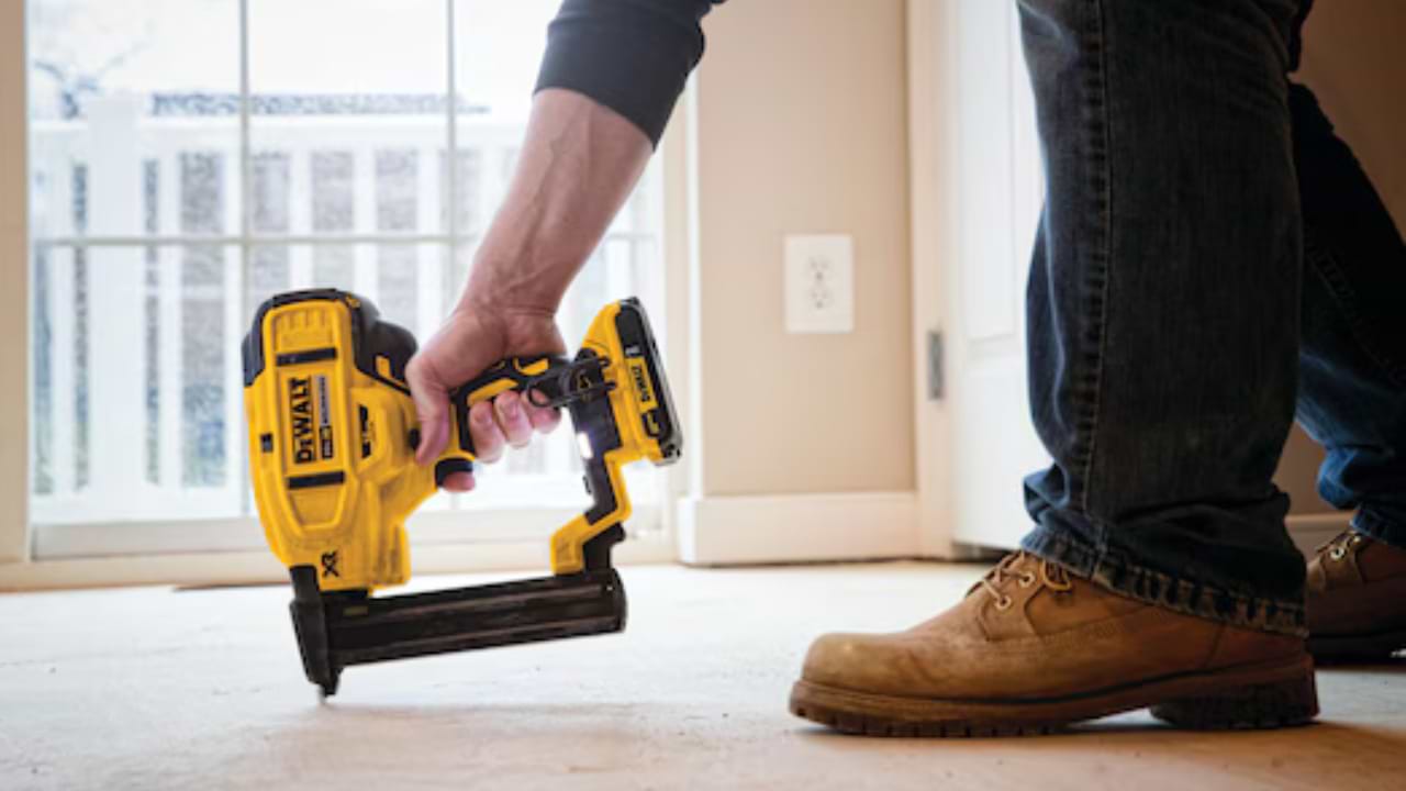 אקדח סיכות נטען 18/20 בראשלס שני ראשים  DCN681N/DCN681B DeWALT - גוף בלבד