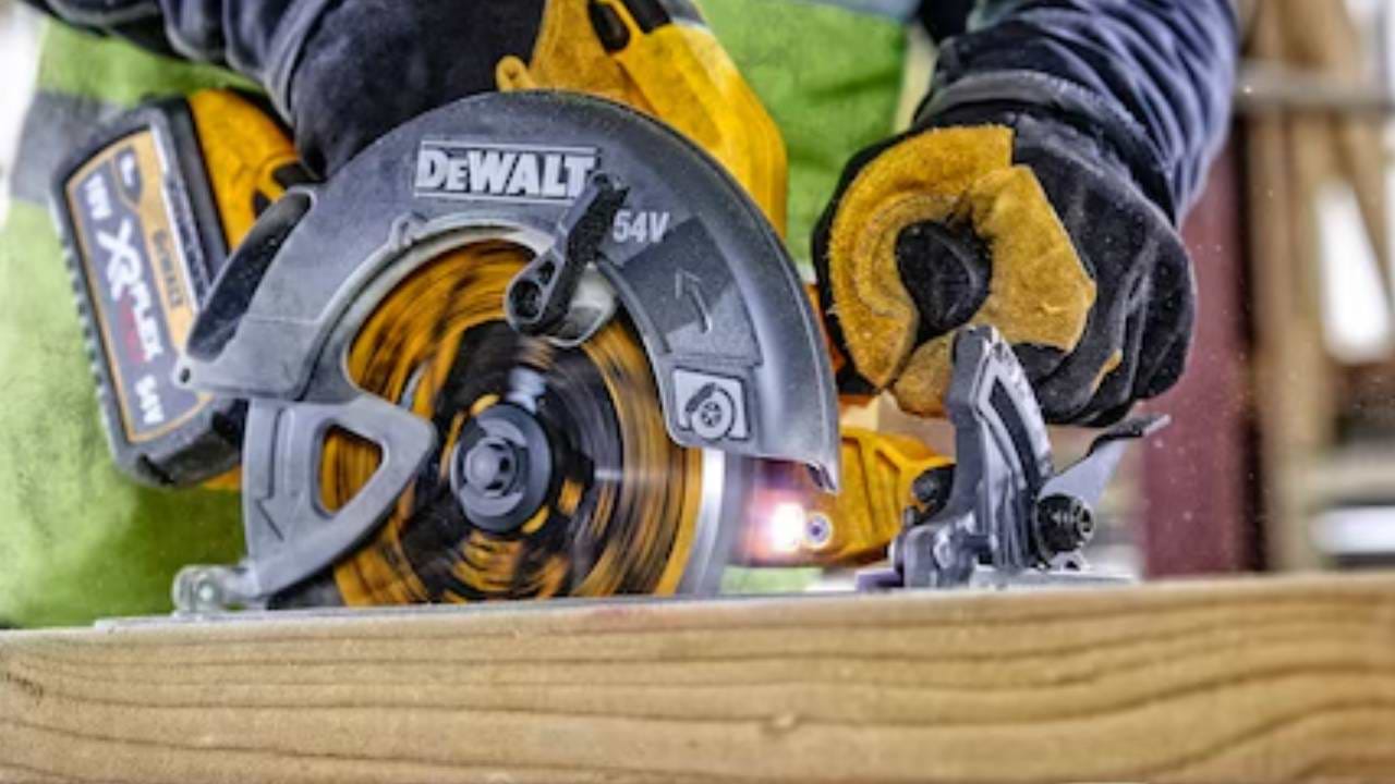 מסור עגול "¼7 FLEXVOLT בראשלס 2 סוללות FLEX 6AH+מטען DCS578P2-6AH-FLEX DeWALT