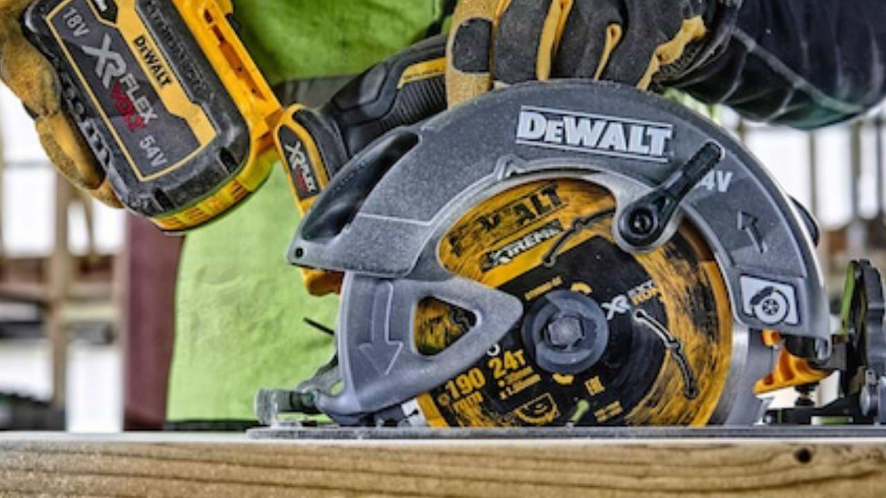 מסור עגול "¼7 FLEXVOLT בראשלס 2 סוללות FLEX 6AH+מטען DCS578P2-6AH-FLEX DeWALT