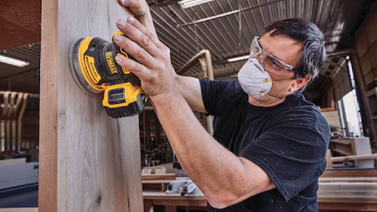 מלטשת אקצנטרית "5  בראשלס XR כולל סוללה 2AH ומטען Dewalt DCW210P1-2AH