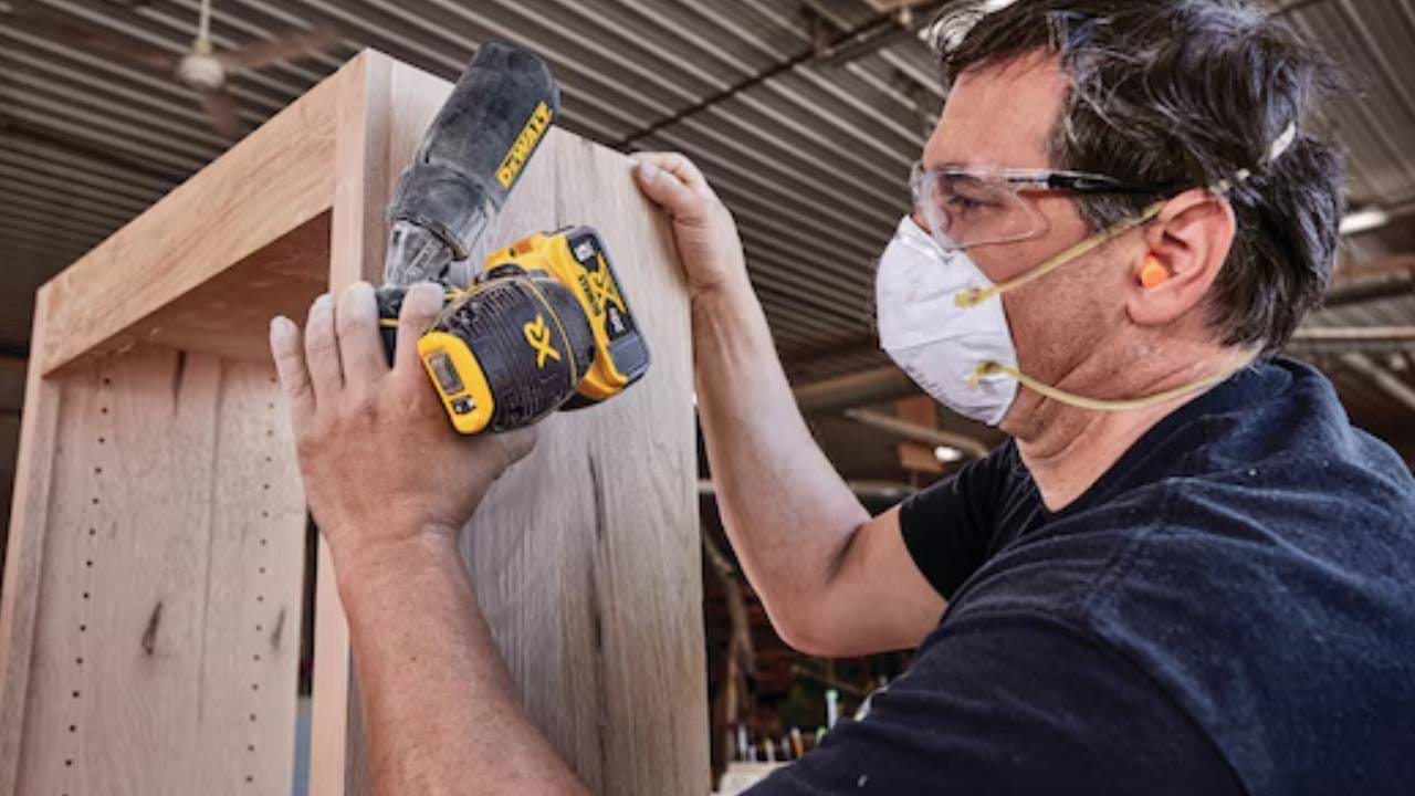 מלטשת אקצנטרית "5  בראשלס XR כולל סוללה 2AH ומטען Dewalt DCW210P1-2AH