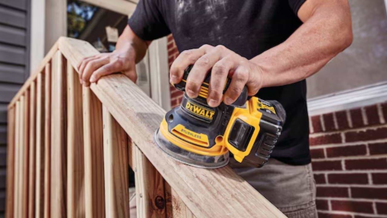 מלטשת אקצנטרית "5  בראשלס XR כולל סוללה 2AH ומטען Dewalt DCW210P1-2AH